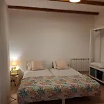 Tatil Evi Les Volets Verts, Roussines, Charente, 16310 France *