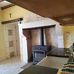 Tatil Evi Les Volets Verts, Roussines, Charente, 16310 France *