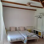 Tatil Evi Les Volets Verts, Roussines, Charente, 16310 France