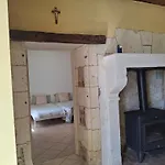 Tatil Evi Les Volets Verts, Roussines, Charente, 16310 France *