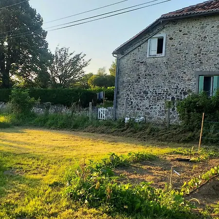 Les Volets Verts, Roussines, Charente, 16310 France Hébergement de vacances *