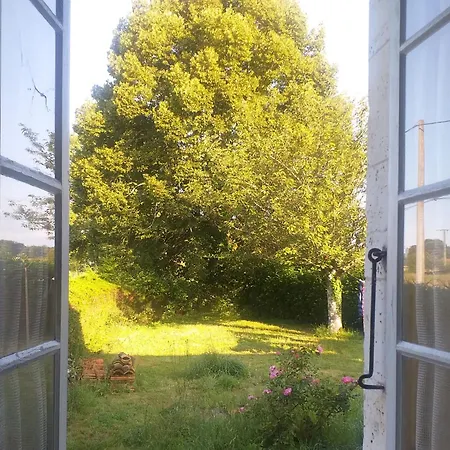 Les Volets Verts, Roussines, Charente, 16310 France Hébergement de vacances *