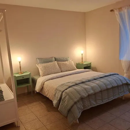 Les Volets Verts, Roussines, Charente, 16310 France Hébergement de vacances Roussines