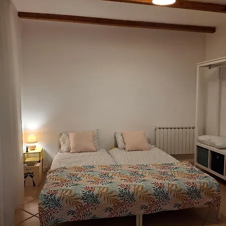 Hébergement de vacances Les Volets Verts, Roussines, Charente, 16310 France *