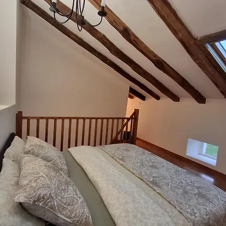 Hébergement de vacances Les Volets Verts, Roussines, Charente, 16310 France Roussines