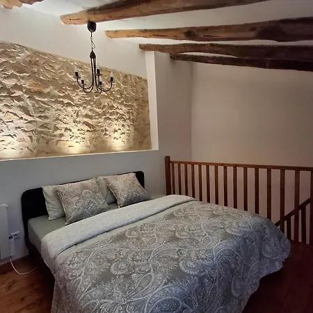 Hébergement de vacances Les Volets Verts, Roussines, Charente, 16310 France *