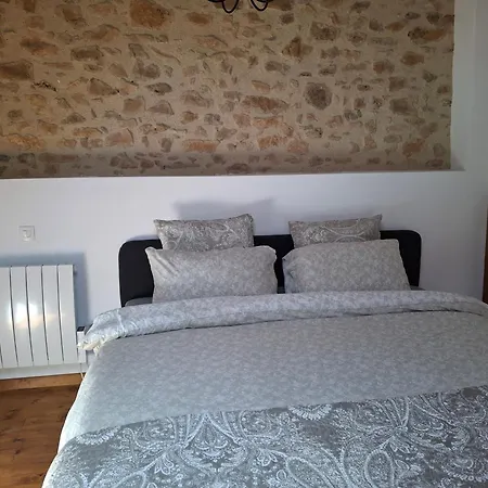 Hébergement de vacances Les Volets Verts, Roussines, Charente, 16310 France *