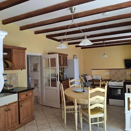 Les Volets Verts, Roussines, Charente, 16310 France *