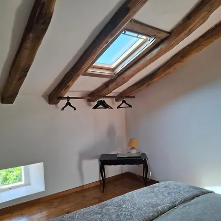 Les Volets Verts, Roussines, Charente, 16310 France Hébergement de vacances