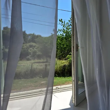 Les Volets Verts, Roussines, Charente, 16310 France Hébergement de vacances