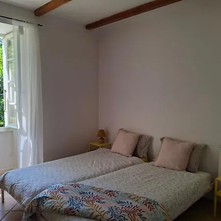 Les Volets Verts, Roussines, Charente, 16310 France Hébergement de vacances *