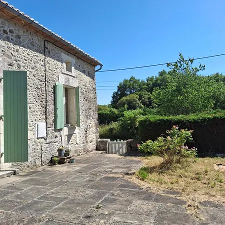 Casa de Férias Les Volets Verts, Roussines, Charente, 16310 France *