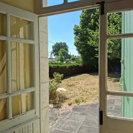 בית נופש Les Volets Verts, Roussines, Charente, 16310 France *