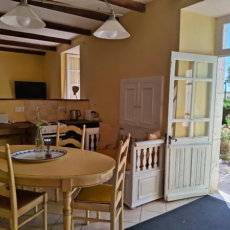 Les Volets Verts, Roussines, Charente, 16310 France Ferienhaus