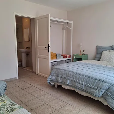 Hébergement de vacances Les Volets Verts, Roussines, Charente, 16310 France