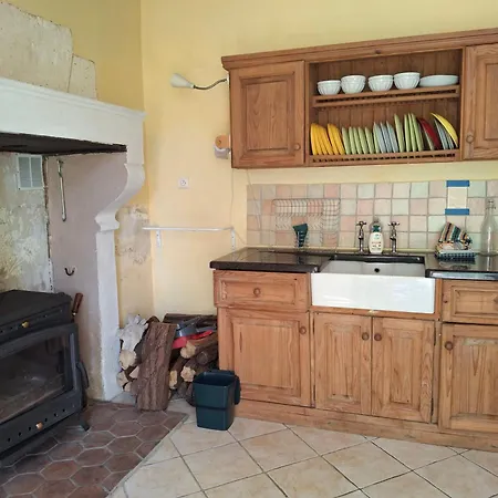 Les Volets Verts, Roussines, Charente, 16310 France Hébergement de vacances