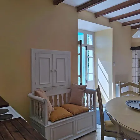 Les Volets Verts, Roussines, Charente, 16310 France *