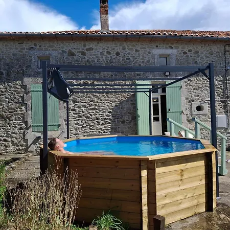 Hébergement de vacances Les Volets Verts, Roussines, Charente, 16310 France *