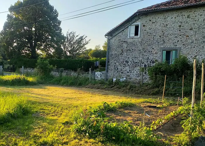 Les Volets Verts, Roussines, Charente, 16310 France Сasa de vacaciones *