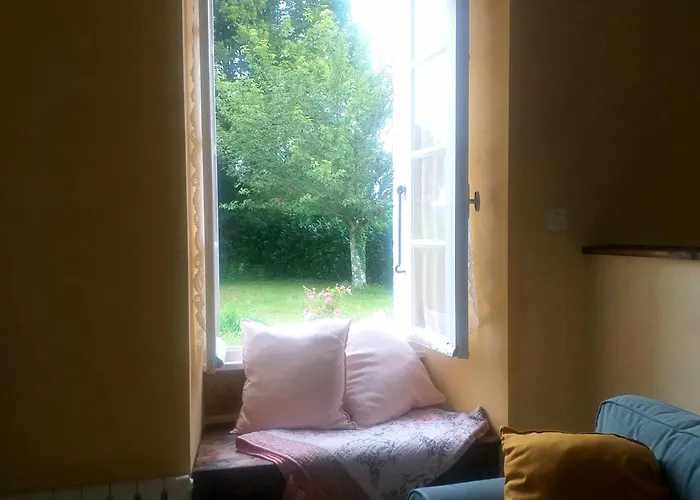 Сasa de vacaciones Les Volets Verts, Roussines, Charente, 16310 France Roussines