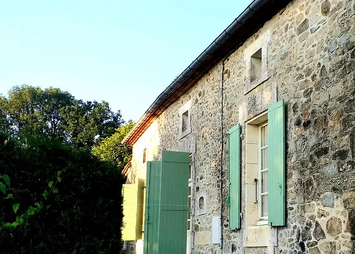 Les Volets Verts, Roussines, Charente, 16310 France Сasa de vacaciones *