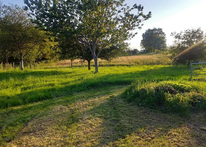 Les Volets Verts, Roussines, Charente, 16310 France Сasa de vacaciones Roussines