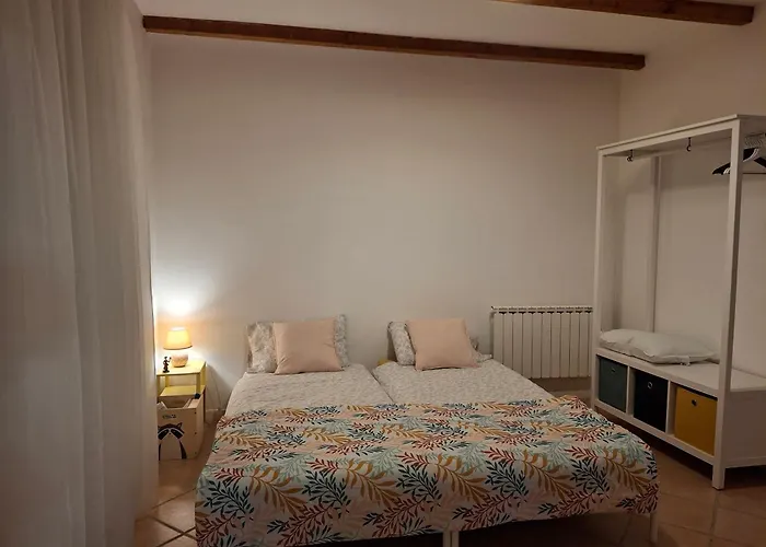 Сasa de vacaciones Les Volets Verts, Roussines, Charente, 16310 France *