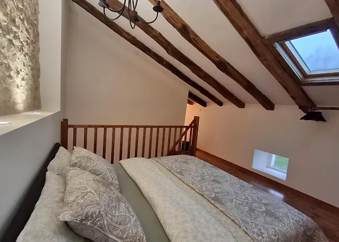 Сasa de vacaciones Les Volets Verts, Roussines, Charente, 16310 France Roussines