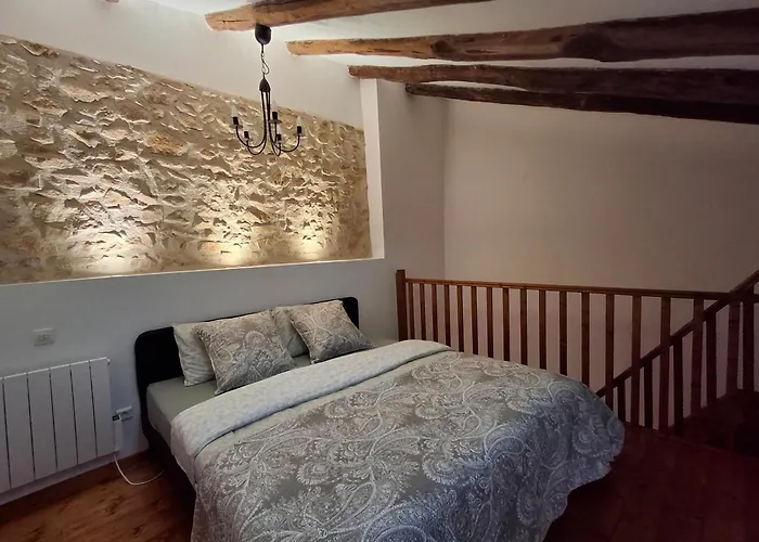 Сasa de vacaciones Les Volets Verts, Roussines, Charente, 16310 France *