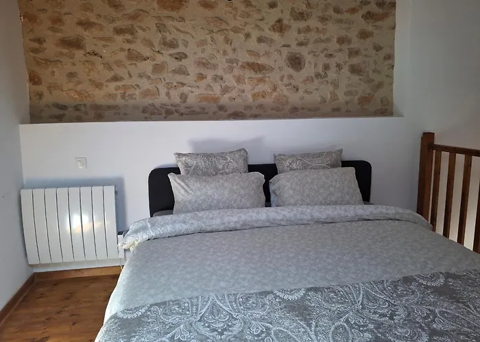 Сasa de vacaciones Les Volets Verts, Roussines, Charente, 16310 France *