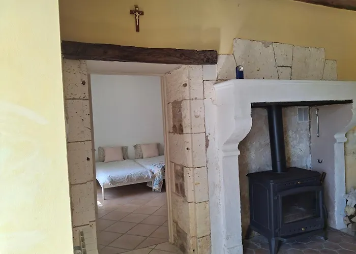 Сasa de vacaciones Les Volets Verts, Roussines, Charente, 16310 France *