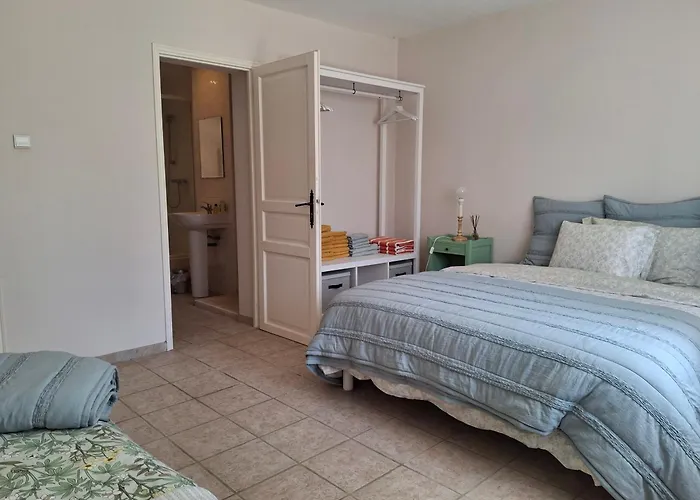 Сasa de vacaciones Les Volets Verts, Roussines, Charente, 16310 France