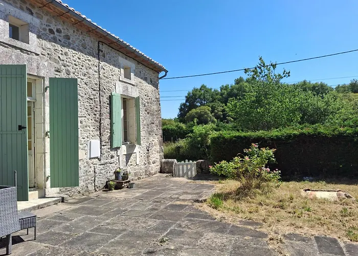 Сasa de vacaciones Les Volets Verts, Roussines, Charente, 16310 France Roussines