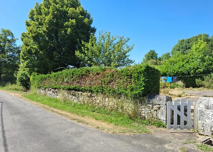 Сasa de vacaciones Les Volets Verts, Roussines, Charente, 16310 France Roussines