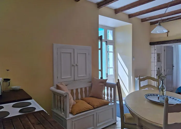 Les Volets Verts, Roussines, Charente, 16310 France *